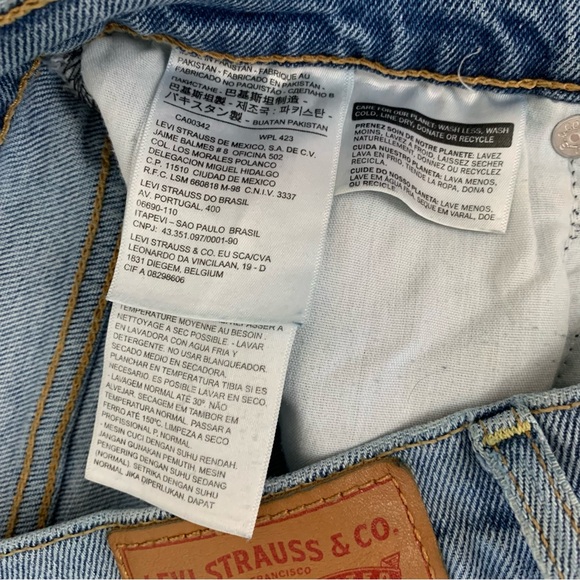 Levi’s Women’s Relaxed Fit Kiss Off Jeans - Picture 7 of 8